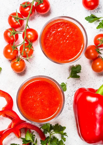 Tomat vegetabiliska juice i glas på vit. — Stockfoto