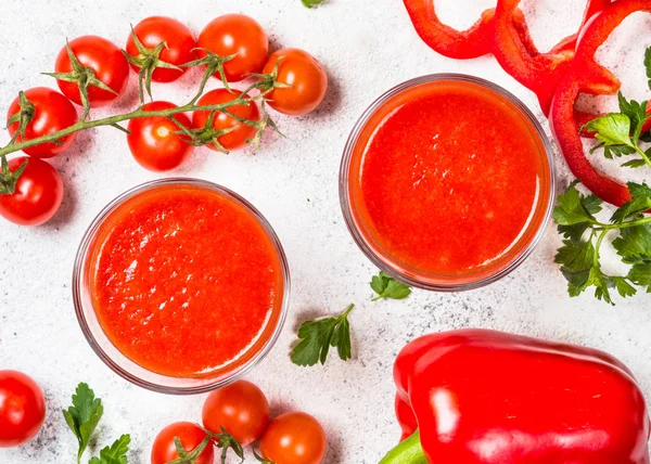 Domates sebze suyu beyaz cam.