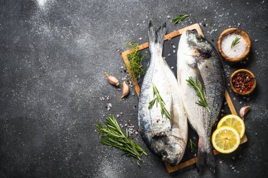 Siyah arka planda RAW Dorado balık.