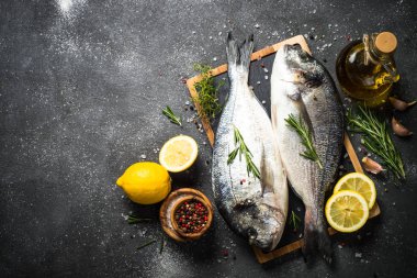 Siyah arka planda RAW Dorado balık.