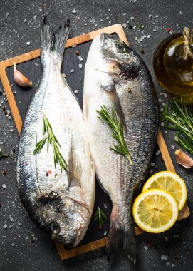 Siyah arka planda RAW Dorado balık.