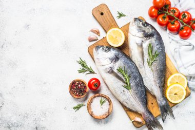 Masada kesme tahta üzerinde ham Dorado balık.