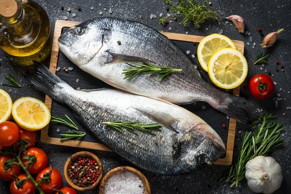 Siyah üzerinde RAW Dorado balık — Stok fotoğraf