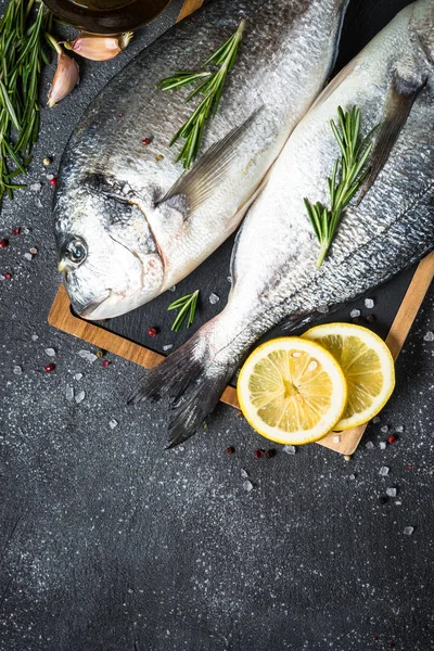 Pescado dorado crudo sobre fondo negro . —  Fotos de Stock