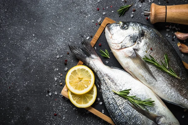 Pesce dorado crudo su sfondo nero . — Foto Stock