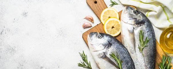 Pescado dorado crudo en la tabla de cortar en la mesa . —  Fotos de Stock