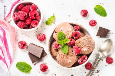 Ahududu ile Çikolatalı dondurma.