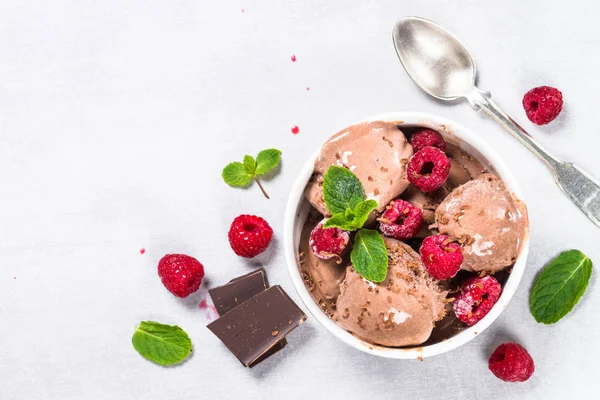 Schokoladeneis mit Himbeeren. — Stockfoto