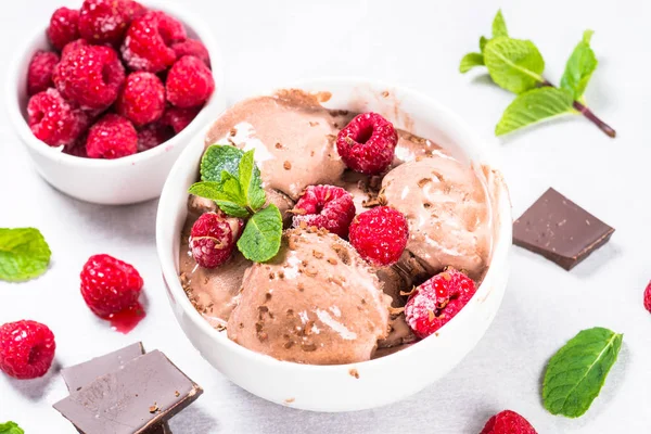 Sorvete de chocolate com framboesas . — Fotografia de Stock