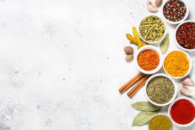 Beyaz taş masada baharatlar.