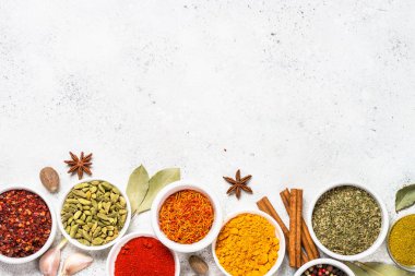 Beyaz taş masada baharatlar.