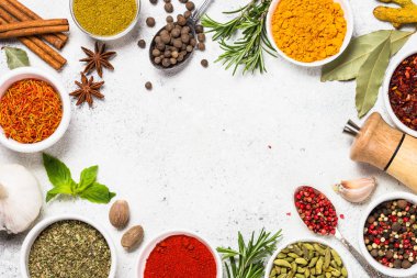 Beyaz üzerine baharatile gıda çerçevesi