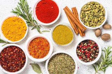 Beyaz taş masada baharatlar.
