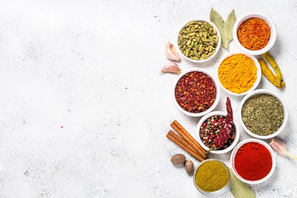 Gekleurde Indische specerijen op witte tafel. — Stockfoto