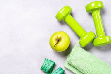 Halter, bant, su ve elma üstten görünüm ölçme.