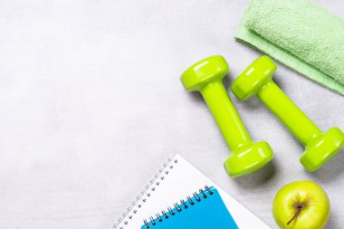 Halter, bant, su ve elma üstten görünüm ölçme.