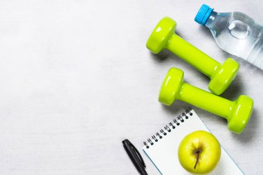 Halter, bant, su ve elma üstten görünüm ölçme.