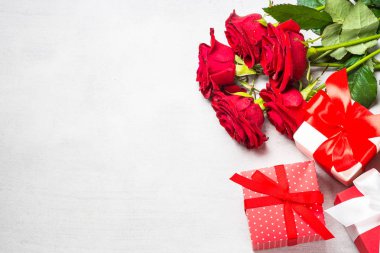 Tatil arka plan ile hediye ve çiçek.