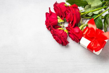 Tatil arka plan ile hediye ve çiçek.