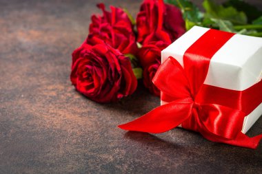 Tatil arka plan ile hediye ve çiçek.