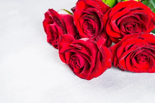 Rote Rosen Strauß aus nächster Nähe. — Stockfoto