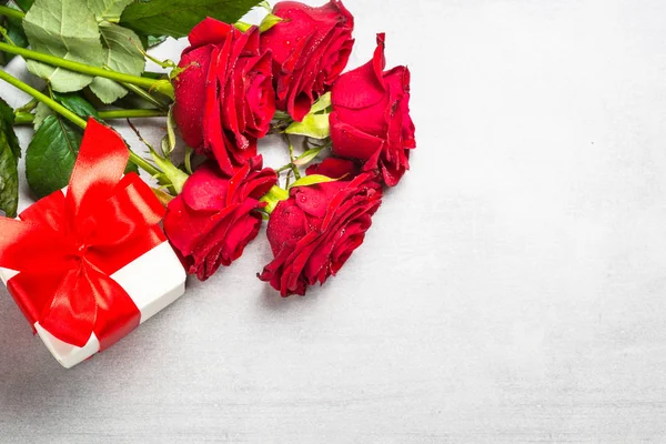 Fondo de vacaciones con presente y flor . — Foto de Stock