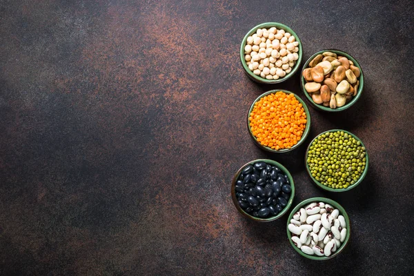 Surtido de legumbres, lentejas, garbanzos y frijoles . — Foto de Stock