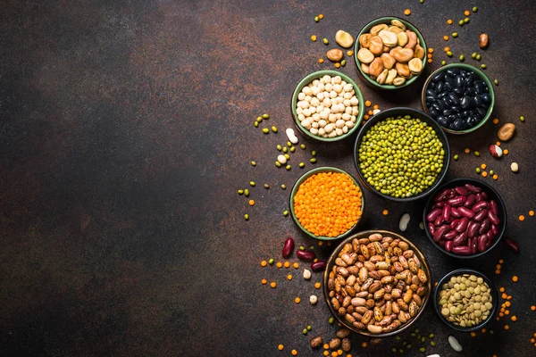 Surtido de legumbres, lentejas, garbanzos y frijoles . — Foto de Stock