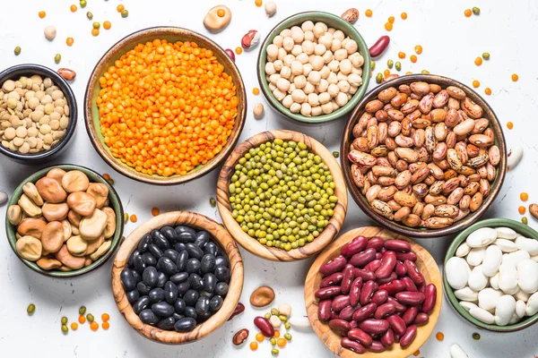 Surtido de legumbres, lentejas, garbanzos y frijoles sobre blanco . —  Fotos de Stock