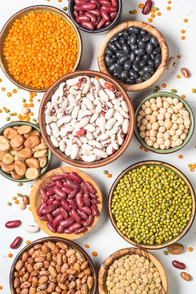 Surtido de legumbres, lentejas, garbanzos y frijoles sobre blanco . — Foto de Stock