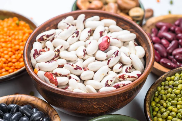 Legumi, lenticchie, piselli e fagioli assortimento su bianco . — Foto Stock