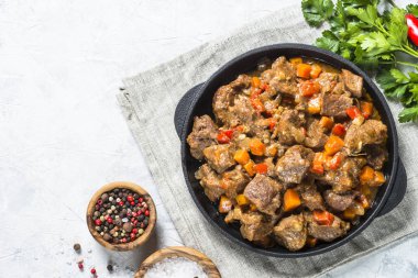 sığır eti güveç sebze ile.