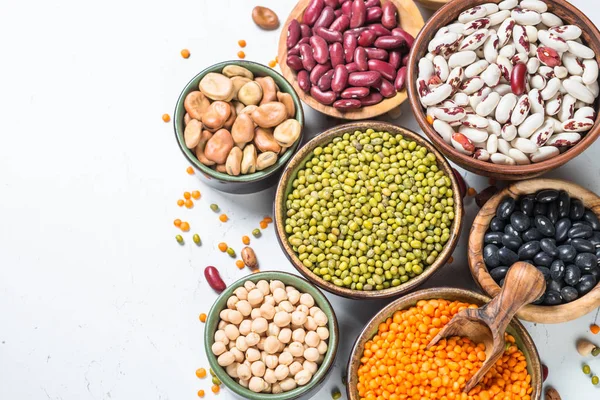 Surtido de legumbres, lentejas, garbanzos y frijoles sobre blanco . — Foto de Stock