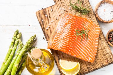 Somon fileto yemek - maddeler ile taze sebze bir