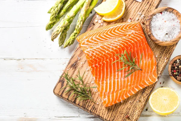 Filetto di salmone con ingredienti per cottura - verdure fresche a — Foto Stock