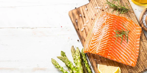 Filé de salmão com ingredientes para cozinhar . — Fotografia de Stock