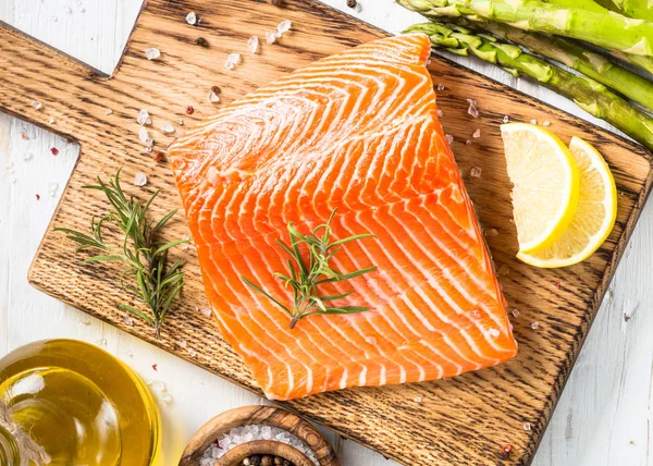 Filete de salmón con ingredientes para cocinar - verduras frescas a —  Fotos de Stock