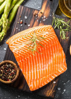 Taze sebze ve baharatile somon fileto.