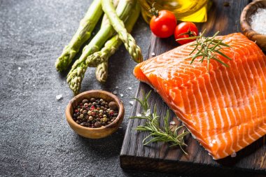 Siyah arka plan üzerine somon fileto.