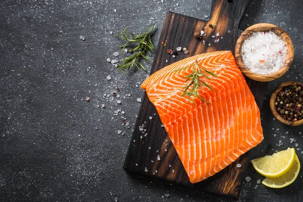 Salmon fillet dengan sayuran segar dan rempah-rempah . — Stok Foto