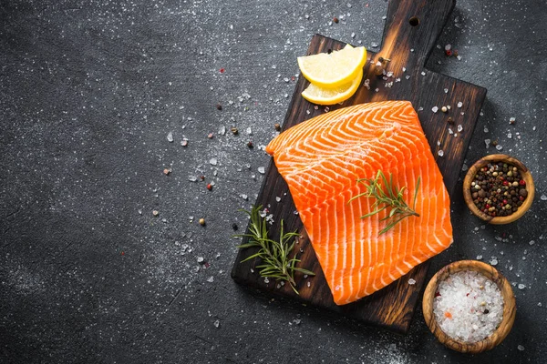 Filete de salmón con verduras frescas y especias . — Foto de Stock