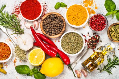 Çeşitli baharat lar ve otlar üst görünümü seti.