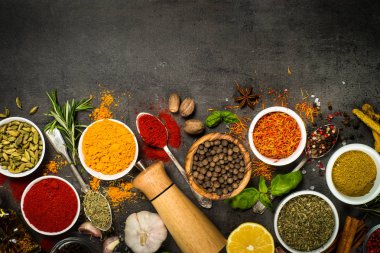 Siyah arka plan üzerinde çeşitli baharatlar seti.