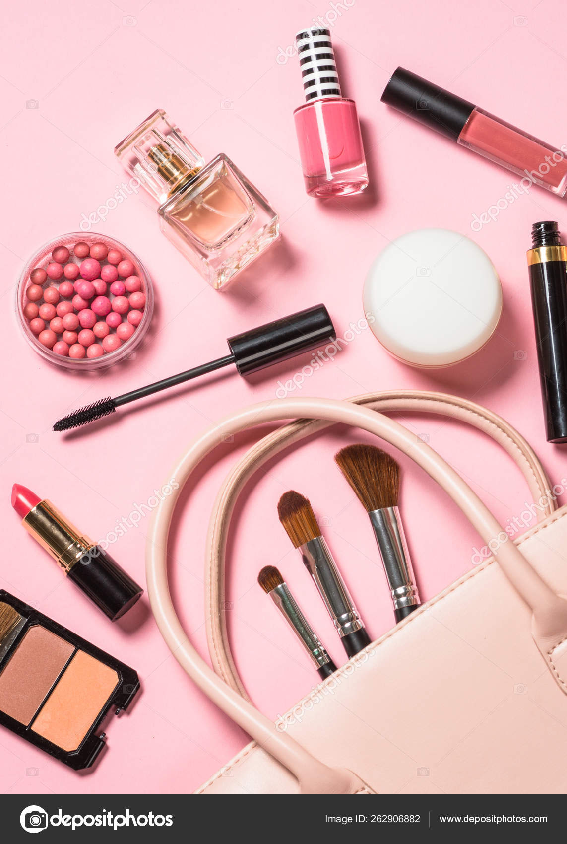 regeling Isolator Grondig Vrouw plat lay make-up achtergrond met cosmetica op roze. ⬇ Stockfoto,  rechtenvrije foto door © Nadianb #262906882