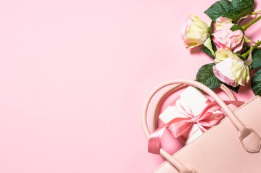 Pembe bir arka plan üzerinde pembe gülçiçekleri.