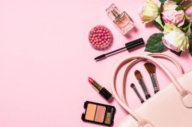 Pembe üzerine kozmetik ürünleri olan düz, düz bir arka plan..
