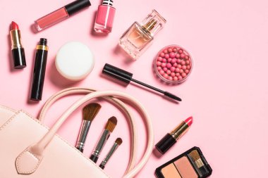 Pembe üzerine kozmetik ürünleri olan düz, düz bir arka plan..