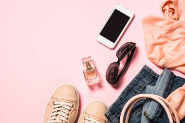 Kadın bez, akcerrories ve kozmetik ürünleri ile düz arka plan uzandı. 