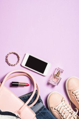 Kadın bez, akcerrories ve kozmetik ürünleri ile düz arka plan uzandı. 