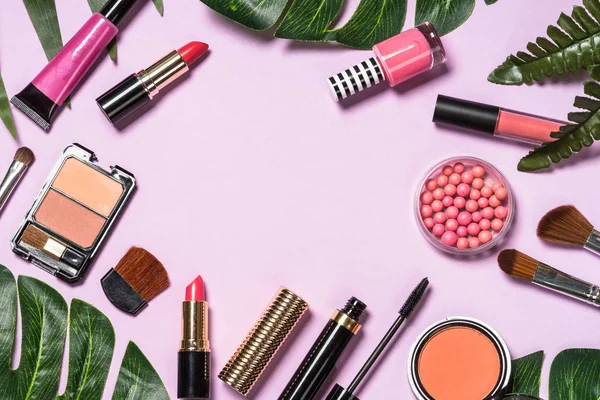 Makijaż profesjonalne kosmetyki na fioletowym tle. — Zdjęcie stockowe